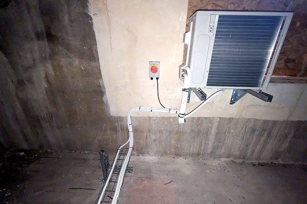 Groupe extérieur de pompe à chaleur installé en local technique