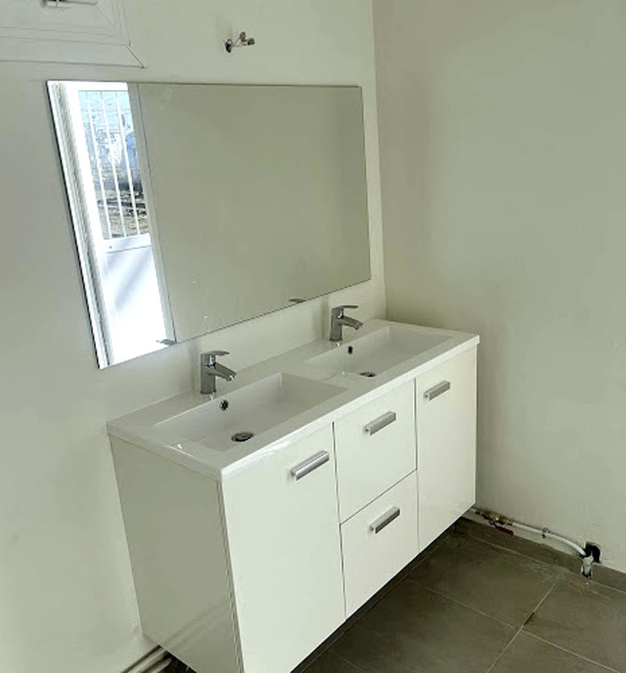Meuble double vasque installé dans une salle de bain